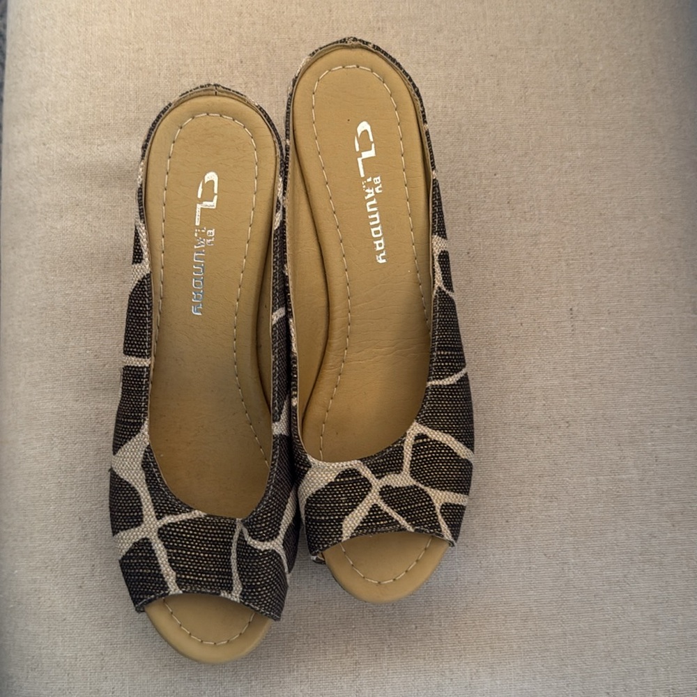 Chinese Laundry Wedges - Picture 2 of 4